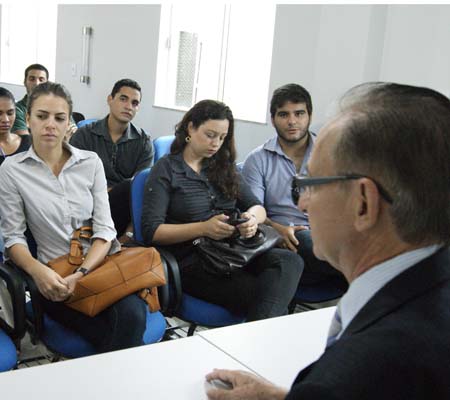 Estagiários começam a trabalhar dia 01 de abril