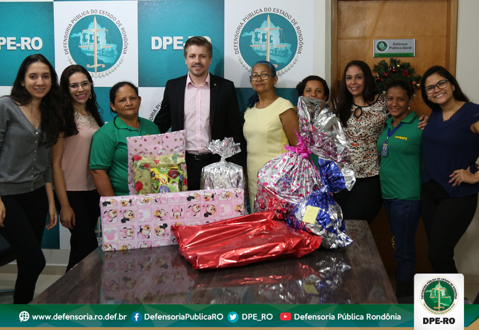 Defensoria realiza entrega de presentes às auxiliares de limpeza