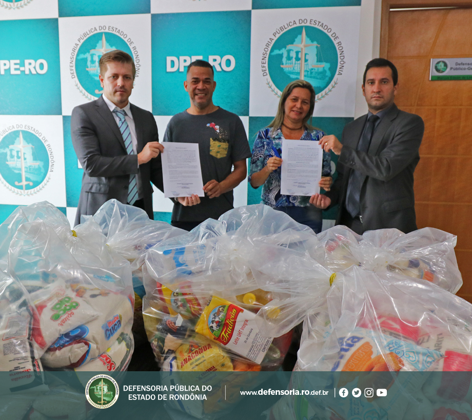 Defensoria doa alimentos arrecadados em seminário para a Casa Família Rosetta