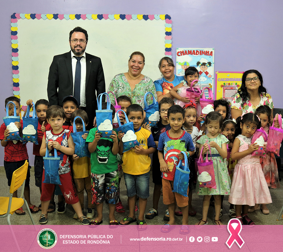Defensoria Pública participa da entrega de doces às crianças da Escola Sementes do Araçá
