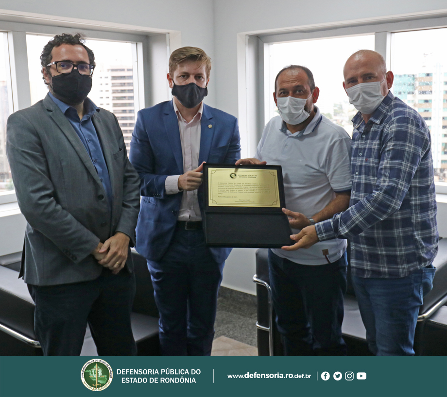 Defensor Público-Geral, Hans Lucas, entrega placa de homenagem a deputado estadual Laerte Gomes