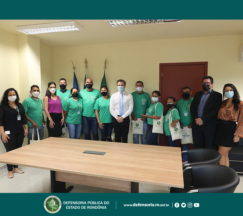 Defensoria Pública realiza entrega de uniformes à equipe de apoio da instituição formada por reeducandos