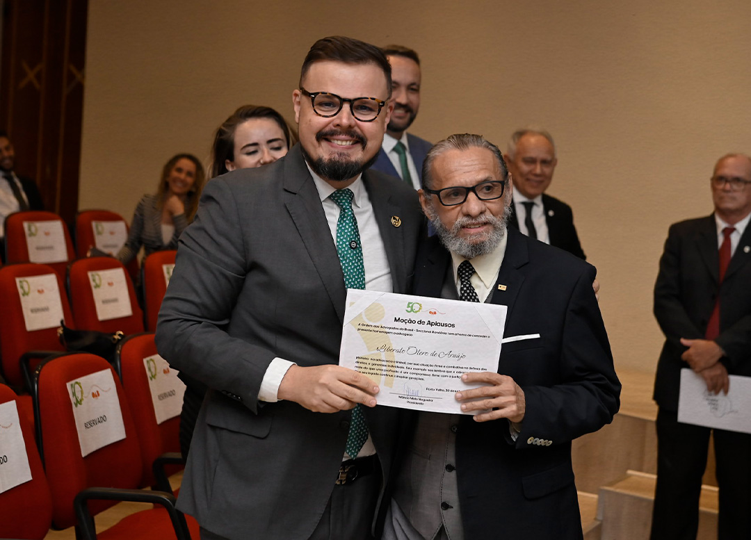 OAB-RO rende homenagens a defensor público e defensora pública aposentada por sua trajetória como advogados pioneiros em Rondônia